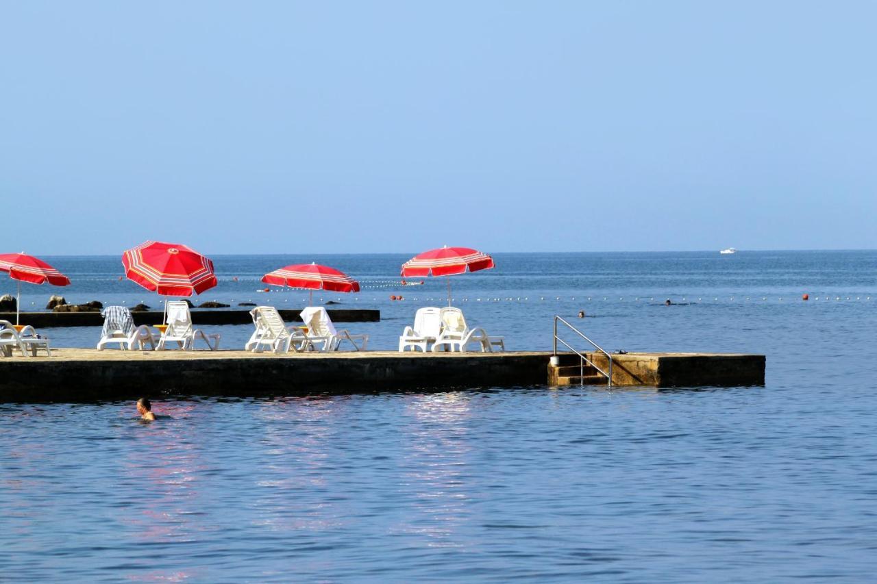Apartments With A Parking Space Umag - 6995 Exterior foto